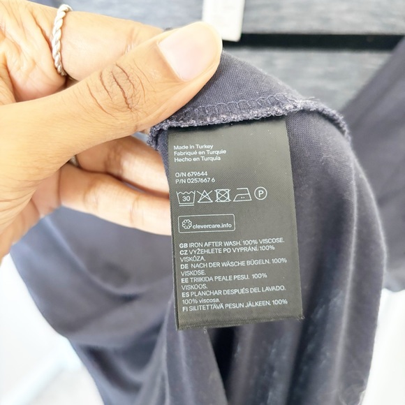 H&M Basic Grey V-neck T-shirt Size Extra Small - Picture 4 of 4